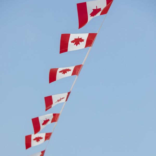 Hymne national et levée du drapeau canadien
